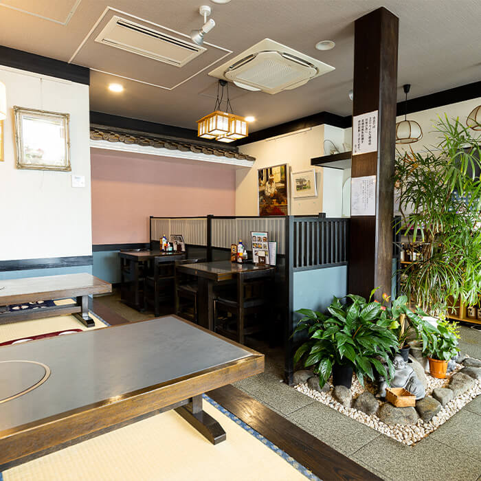 テーブル席、座敷席がございます。